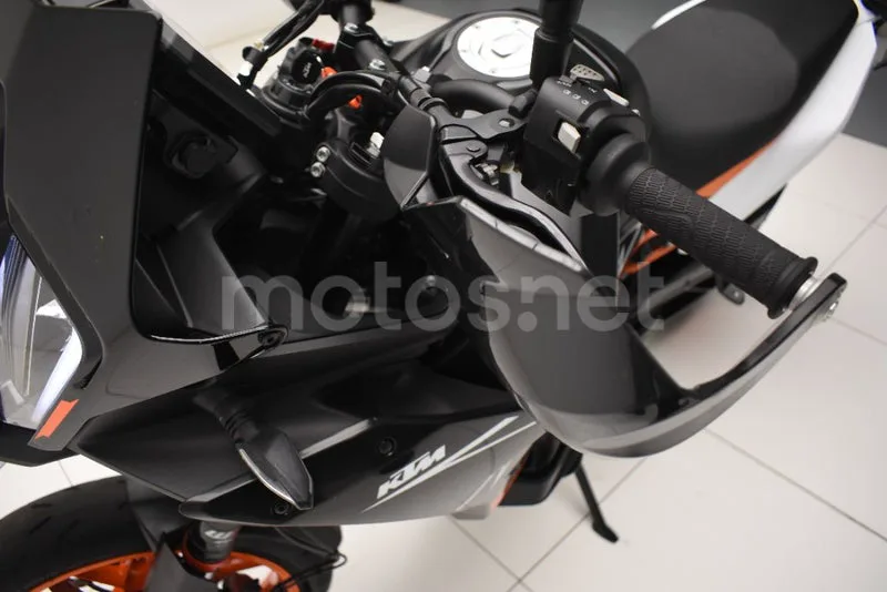 KTM 890 – Vista 12