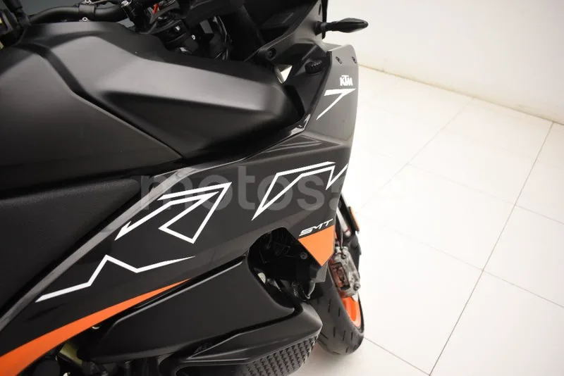 KTM 890 – Vista 14