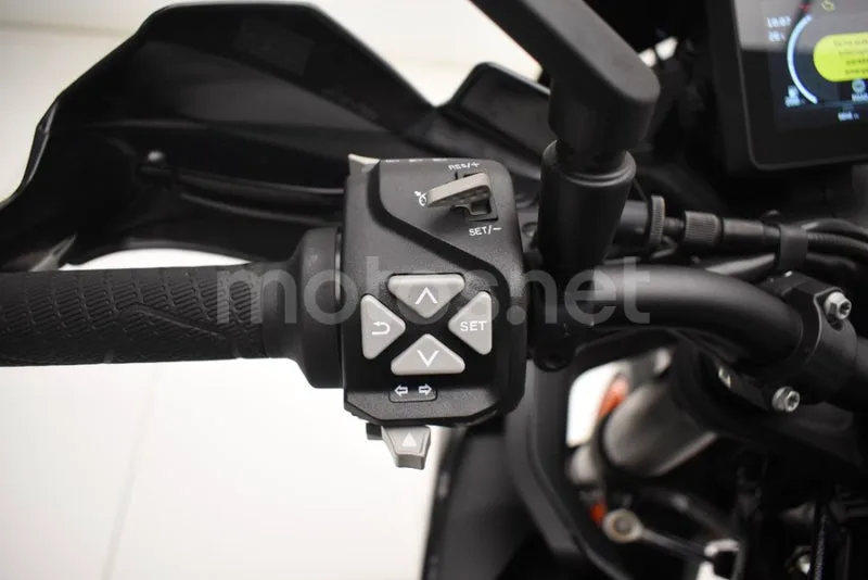 KTM 890 – Vista 17