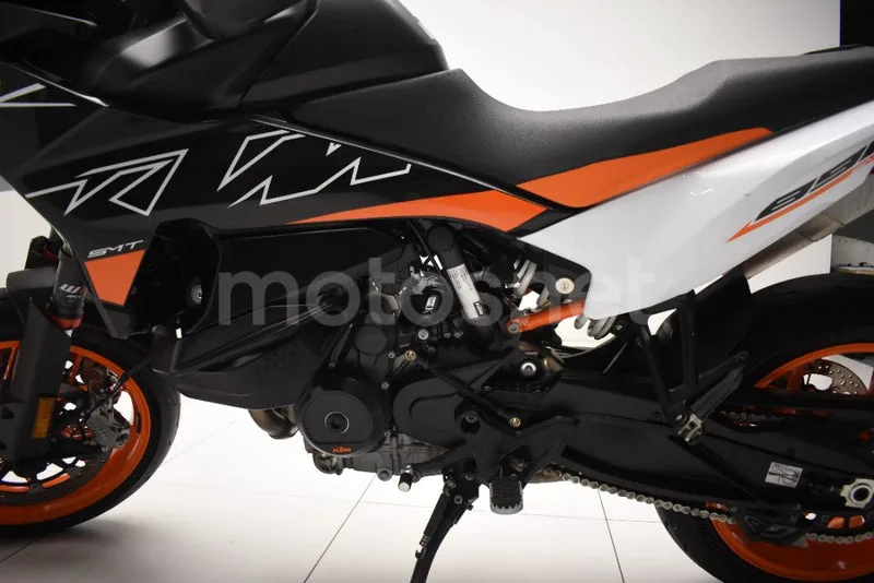 KTM 890 – Vista 9