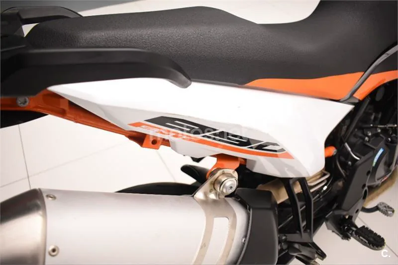KTM 890 – Vista 10