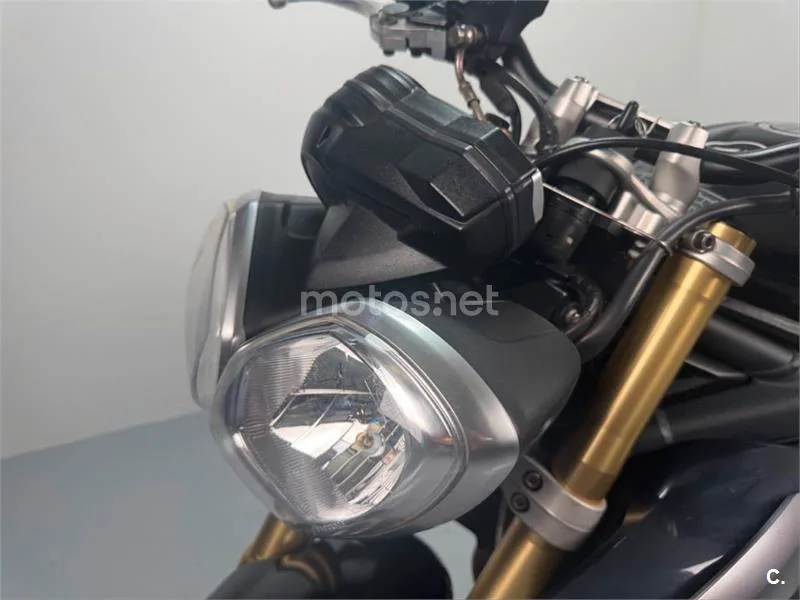 Triumph Street Triple – Vista 15