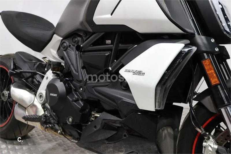 Ducati Diavel – Vista 12