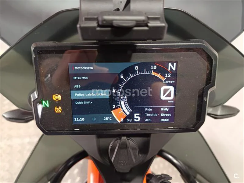 KTM 890 – Vista 12