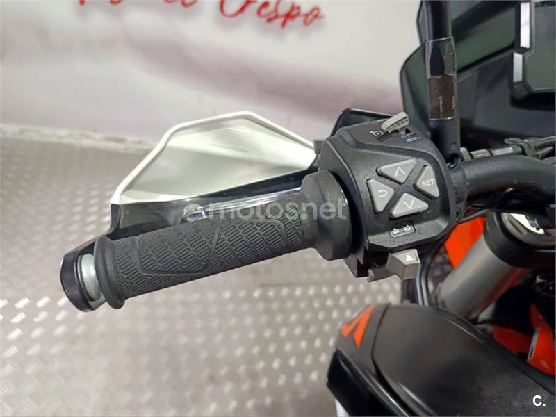 KTM 890 – Vista 13