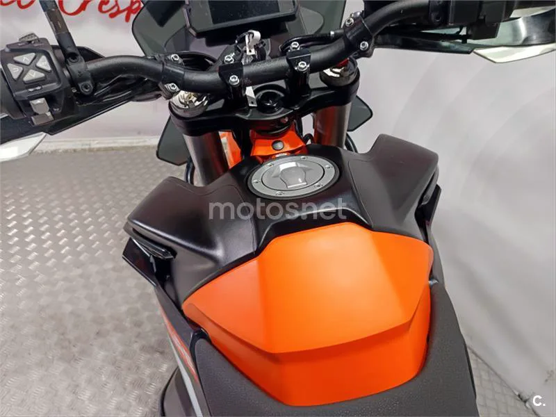 KTM 890 – Vista 15