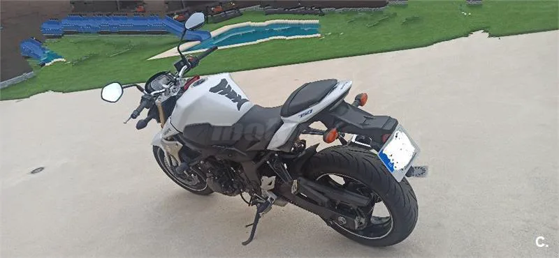 Suzuki GSR 750 – Vista 3