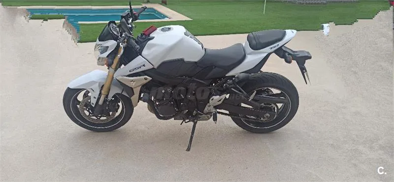 Suzuki GSR 750 – Vista 4