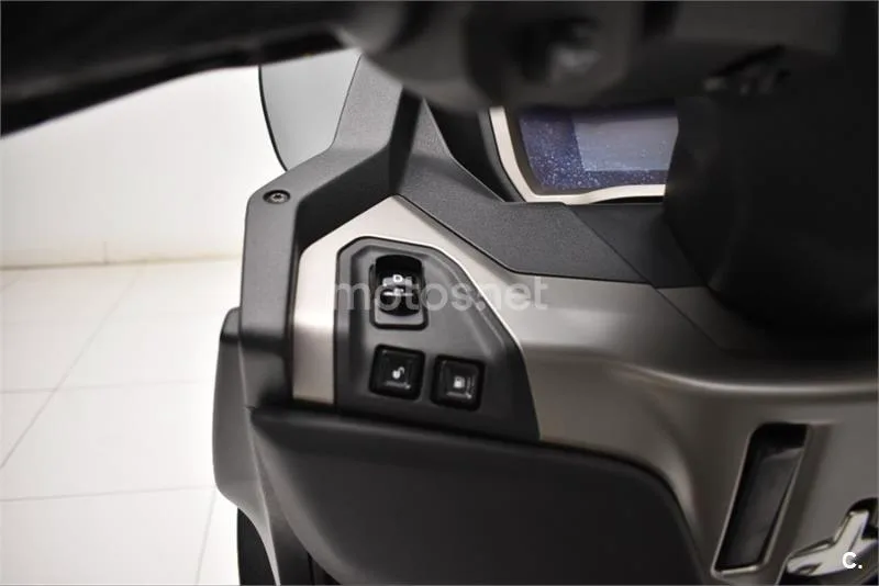Piaggio MP3 530 Exclusive – Vista 11