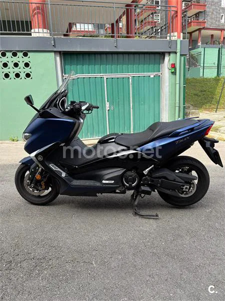 Yamaha TMAX – Vista 8