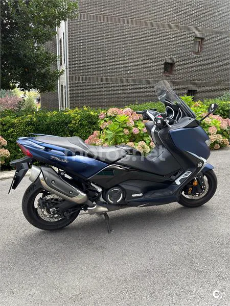 Yamaha TMAX – Vista 9