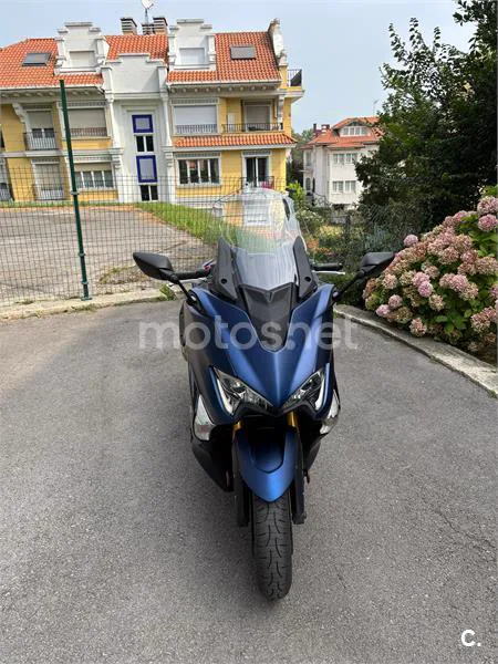 Yamaha TMAX – Vista 10