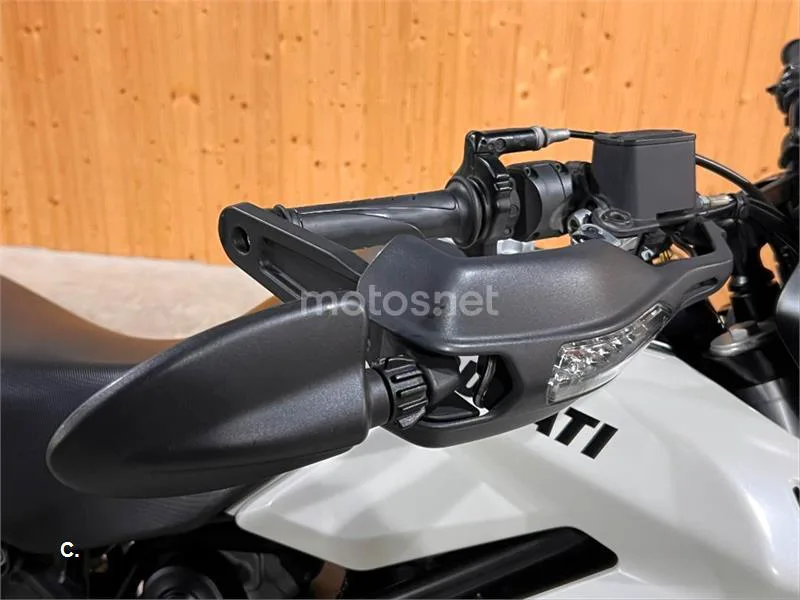 Ducati Hypermotard 796 – Vista 19