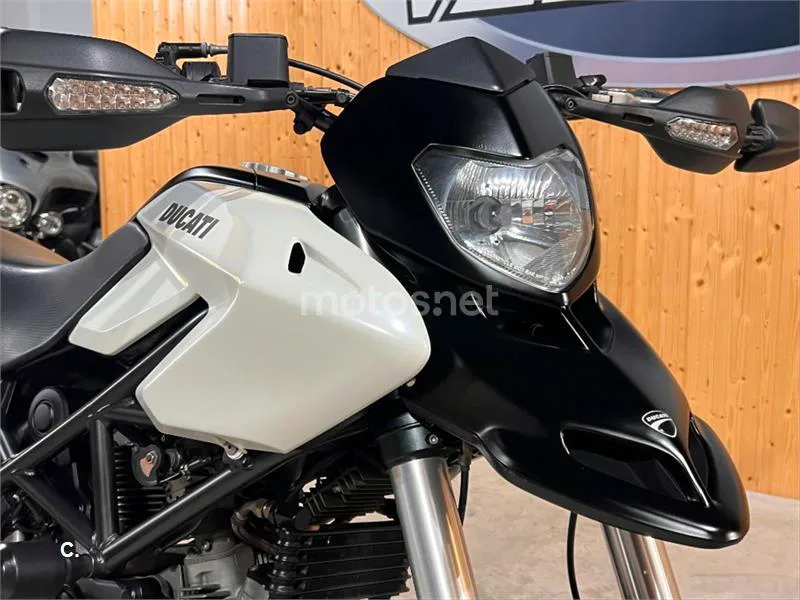 Ducati Hypermotard 796 – Vista 21