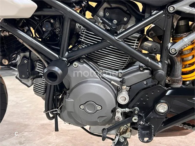 Ducati Hypermotard 796 – Vista 47