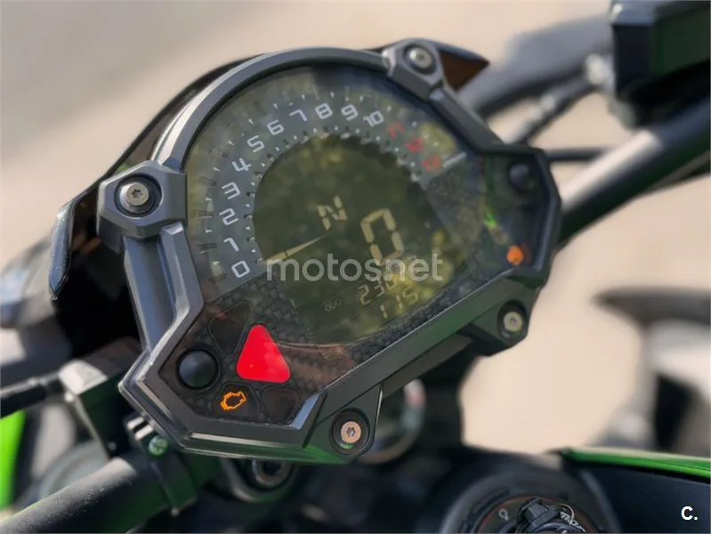 Kawasaki Z900 – Vista 15