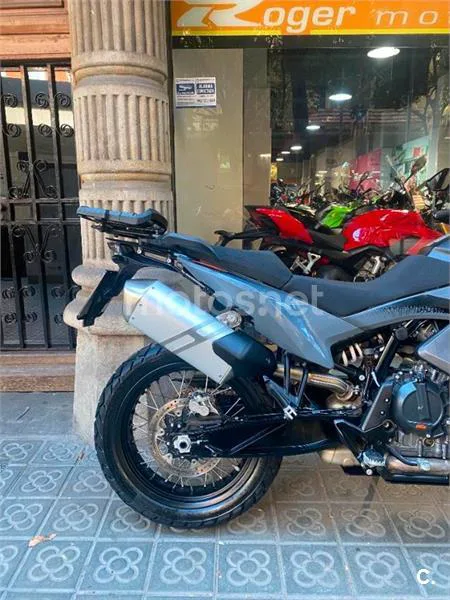 KTM 890 – Vista 13