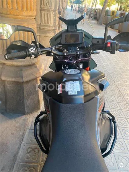 KTM 890 – Vista 17