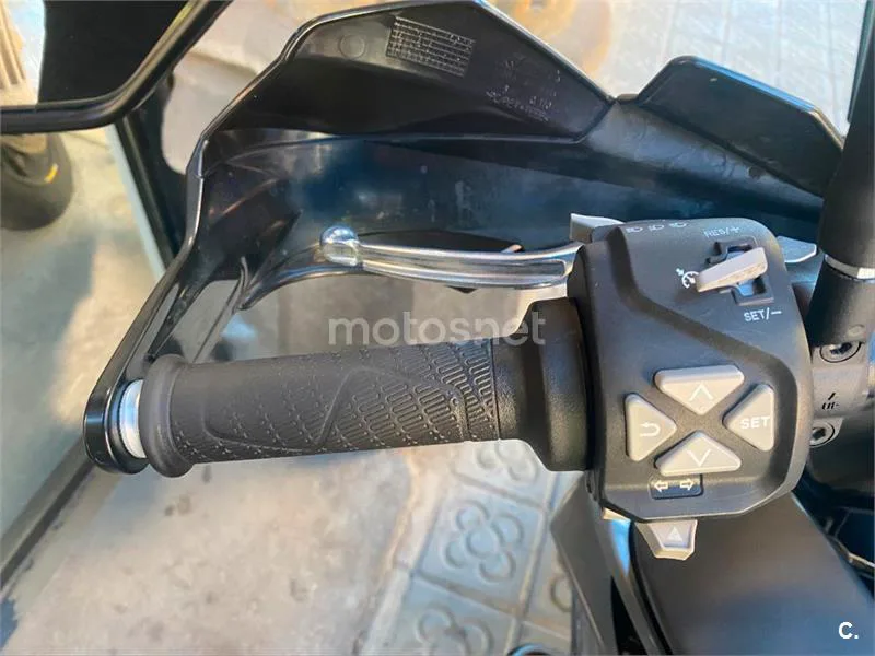 KTM 890 – Vista 19