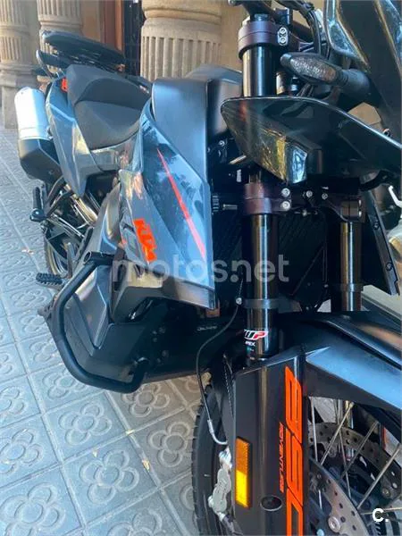 KTM 890 – Vista 9