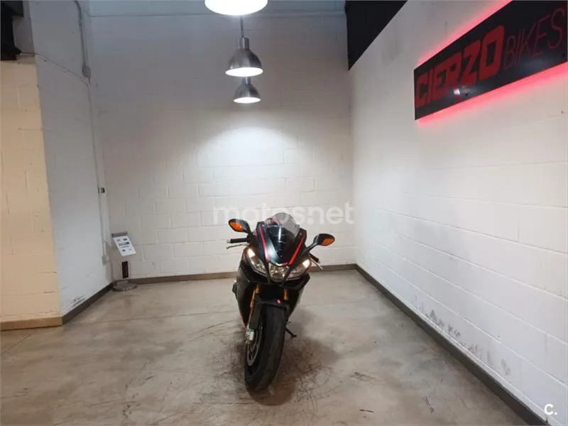 Aprilia RSV4 Factory – Vista 15