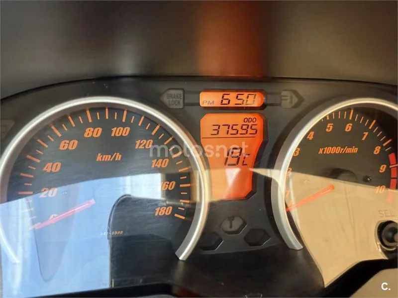 Suzuki Burgman 400 – Vista 6