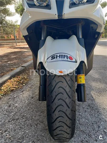 Kymco Super Dink 300i – Vista 3