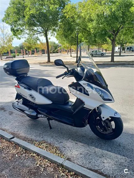 Kymco Super Dink 300i – Vista 5