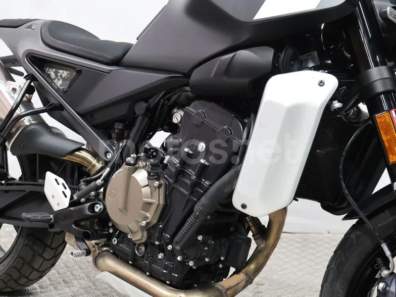 Husqvarna Svartpilen 801 - Vista 12