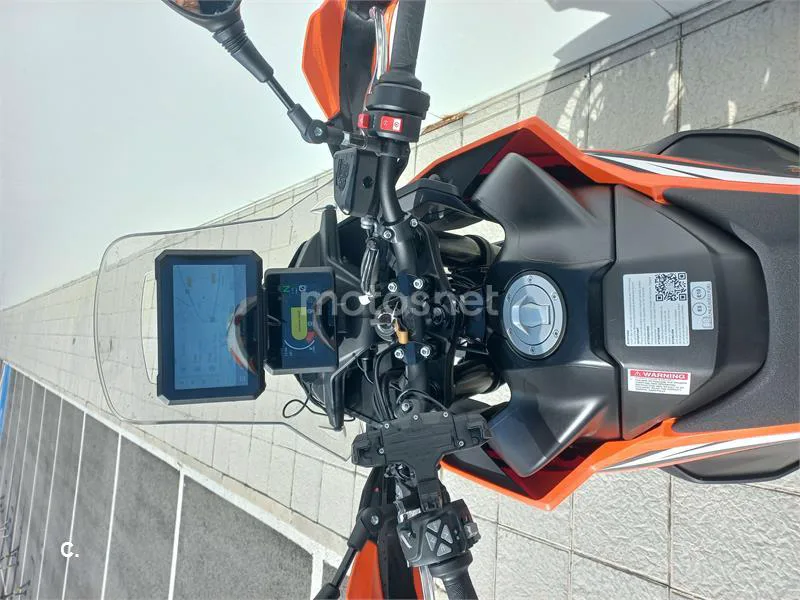 KTM 890 – Vista 8