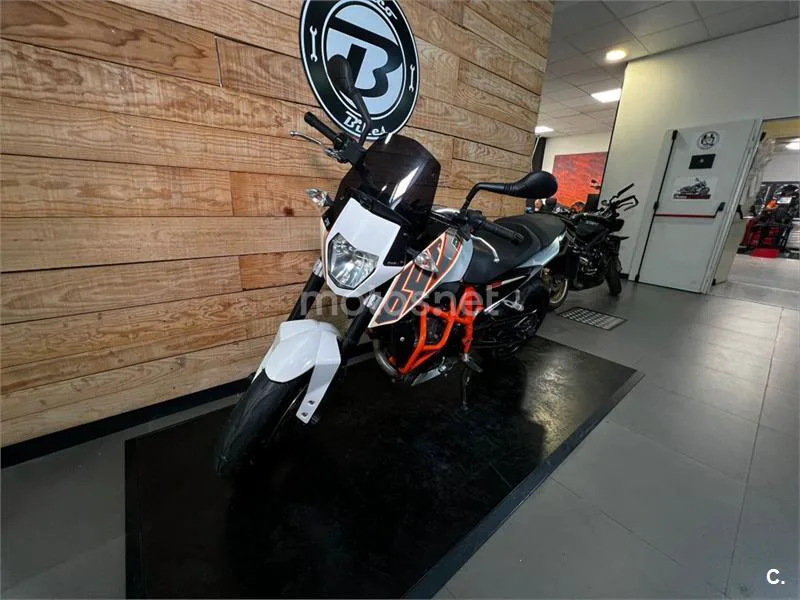 KTM 690 Duke – Vista 19