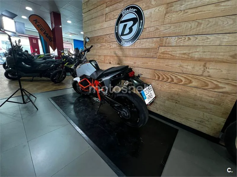 KTM 690 Duke – Vista 20