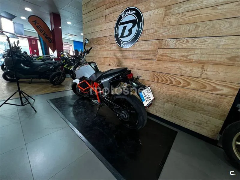 KTM 690 Duke – Vista 21