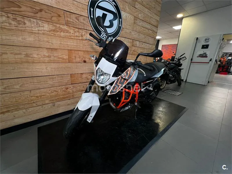 KTM 690 Duke – Vista 23
