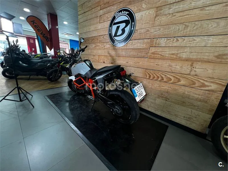 KTM 690 Duke – Vista 6