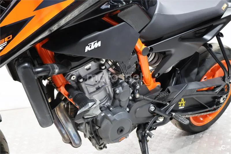 KTM 890 – Vista 13