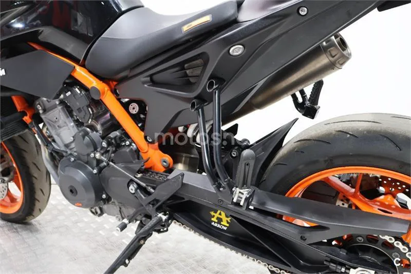 KTM 890 – Vista 14