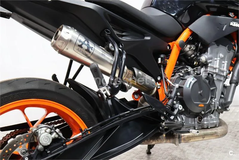 KTM 890 – Vista 15