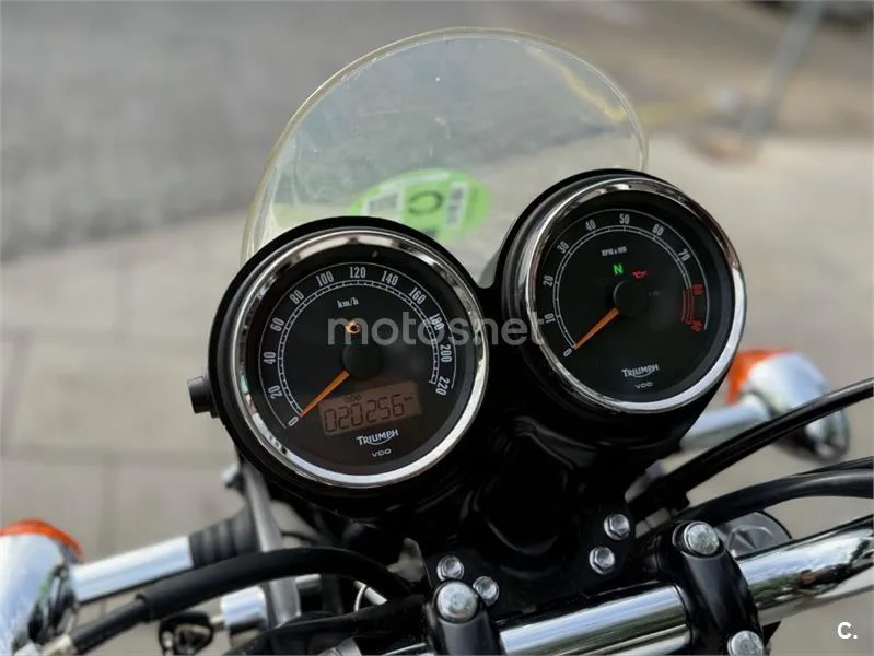 Triumph Bonneville T100 – Vista 18