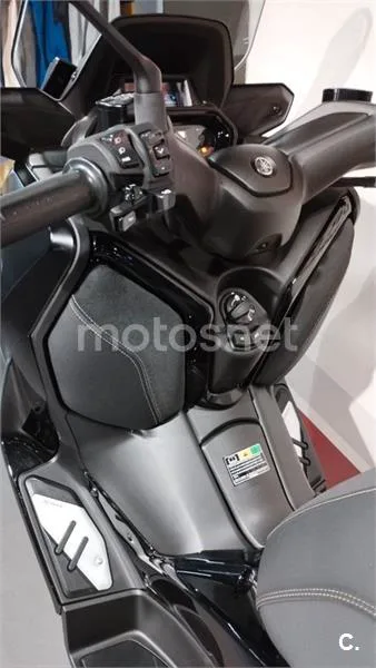 Yamaha XMAX 300 – Vista 7