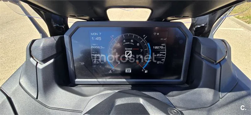 Yamaha TMAX – Vista 9