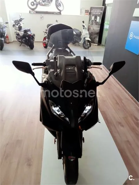 Yamaha TMAX – Vista 4