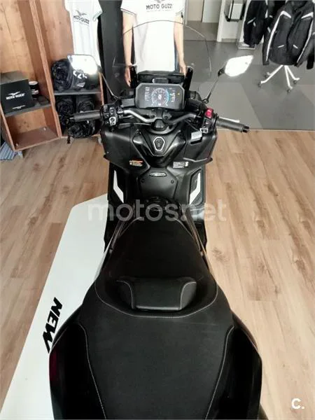 Yamaha TMAX – Vista 7