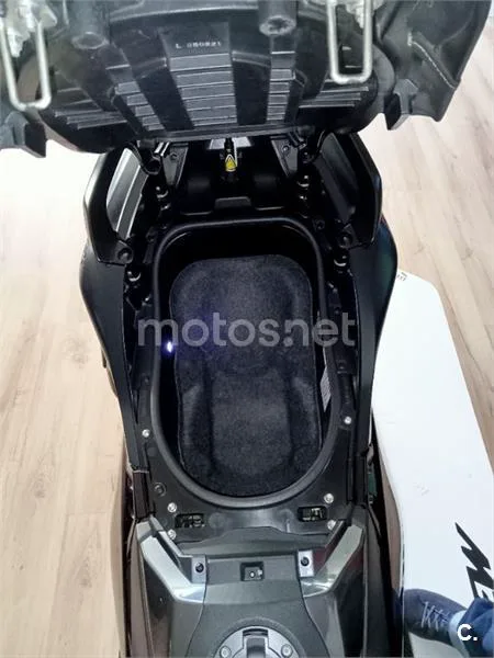 Yamaha TMAX – Vista 8
