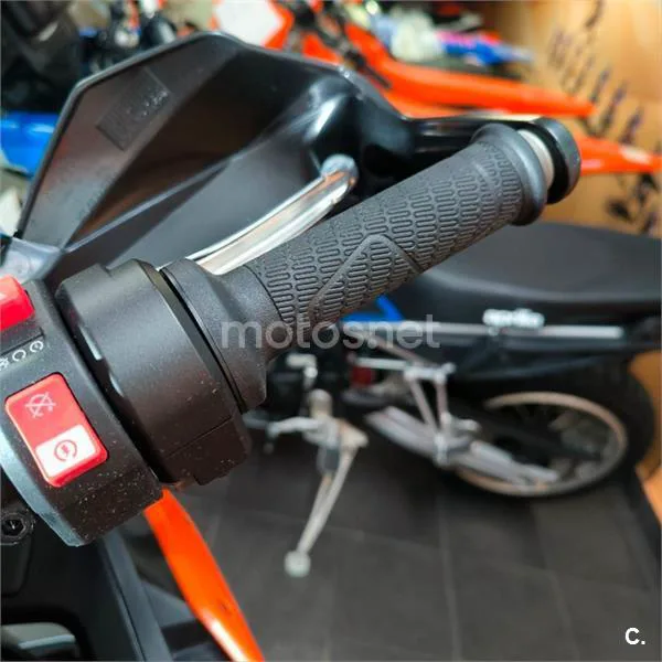 KTM 890 – Vista 4