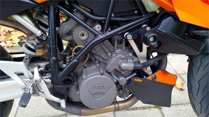 KTM 990 SUPER DUKE – Vista 3
