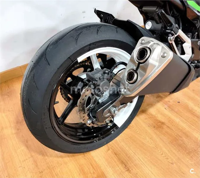 Kawasaki Z800 – Vista 12
