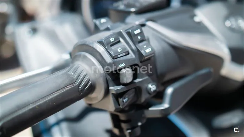 Yamaha TMAX – Vista 18