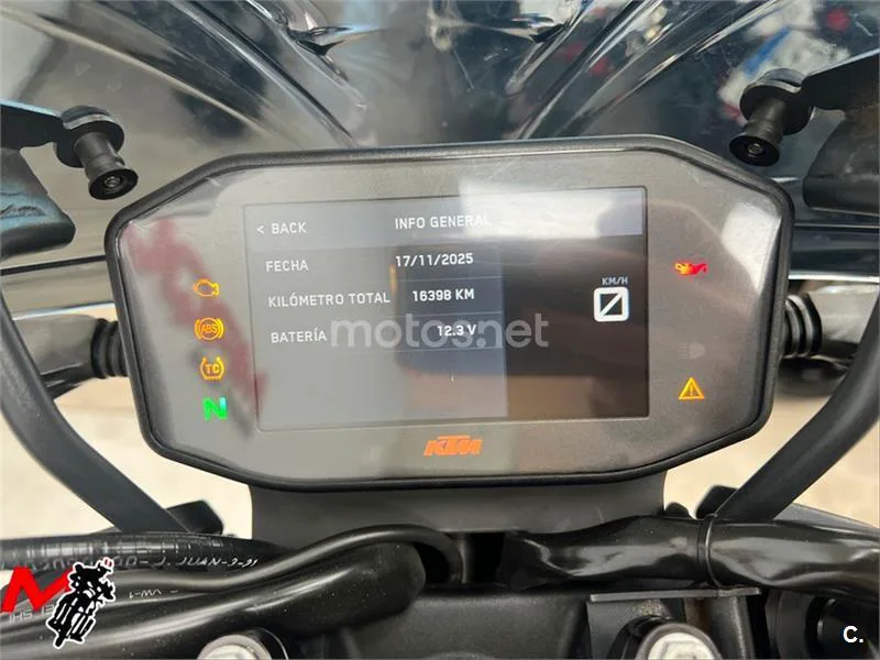 KTM 890 – Vista 8