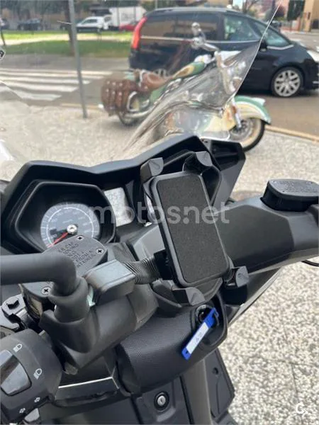 Yamaha XMAX 400 – Vista 8